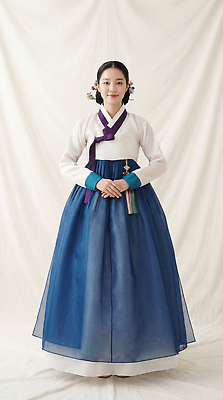 JPG 편집이미지 전통 옷 여자 꽃 문화 한국 장식 파란색 설날 흰색 전통의상 한복 오브젝트 명절인사 의료성형뷰티 스타일 편집실사 AI인물포토 AI콘텐츠 식물 한국전통 명절 아시아 컬러 사람 인사 CG 파일형식 AI포토