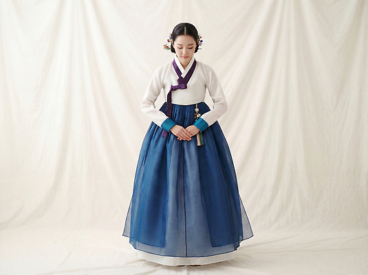 JPG 편집이미지 전통 옷 여자 기념일 문화 한국 치마 설날 한복 공예 저고리 명절인사 뷰티풀 착용 의료성형뷰티 편집실사 AI인물포토 AI콘텐츠 한국전통 명절 아시아 하의 사람 이벤트 취미 인사 전통의상 CG 파일형식 AI포토