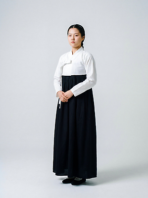 JPG 주간 모델 편집이미지 옷 여자 문화 한국 앞모습 검은색 흰색 전통의상 한복 의료성형뷰티 편집실사 AI인물포토 AI콘텐츠 자연요소 한국전통 전통 아시아 뷰포인트 컬러 사람 CG 파일형식 AI포토