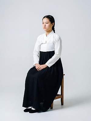 JPG 편집이미지 전통 옷 여자 패션 문화 의자 한국 앉기 앞모습 검은색 흰색 한복 자태 의료성형뷰티 편집실사 AI인물포토 AI콘텐츠 한국전통 아시아 뷰포인트 컬러 가구 모션 사람 전통의상 CG 파일형식 AI포토