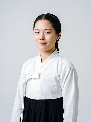 JPG 편집이미지 전통 옷 여자 패션 문화 한국 미소 사람 세로 카메라 촬영 한복 의료성형뷰티 스타일 편집실사 AI인물포토 AI콘텐츠 한국전통 아시아 표정 전자제품 전통의상 CG 파일형식 AI포토