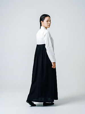 JPG 편집이미지 전통 응시 옷 여자 문화 포즈 한국 상반신 치마 검은색 흰색 한복 오른쪽 왼쪽 의료성형뷰티 편집실사 AI인물포토 AI콘텐츠 한국전통 시선 아시아 컬러 하의 사람 전통의상 방향 CG 파일형식 AI포토