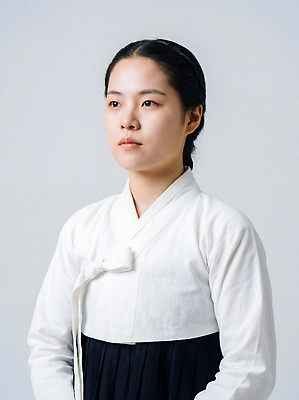 JPG 편집이미지 한국문화 전통 여자 문화 한국 표정 앞모습 전통의상 한복 묶은머리 의료성형뷰티 편집실사 AI인물포토 AI콘텐츠 동양문화 한국전통 헤어스타일 아시아 뷰포인트 사람 CG 파일형식 AI포토