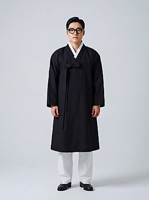 JPG 편집이미지 전통 응시 옷 남자 문화 백그라운드 바지 한국 서기 앞모습 검은색 흰색 한복 단순화된 의료성형뷰티 편집실사 AI인물포토 AI콘텐츠 한국전통 시선 아시아 뷰포인트 컬러 모션 하의 사람 전통의상 CG 파일형식 AI포토