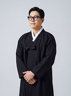 JPG 편집이미지 옷 남자 문화 한국 정장 앞모습 검은색 흰색 전통의상 한복 배자 의료성형뷰티 편집실사 AI인물포토 AI콘텐츠 한국전통 전통 아시아 뷰포인트 컬러 사람 CG 파일형식 AI포토