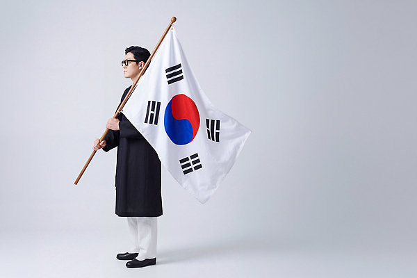 JPG 편집이미지 남자 문화 상징 한국 이벤트 의식 국기 전통의상 소중 성격 자랑 자부심 의료성형뷰티 편집실사 AI인물포토 AI콘텐츠 전통 아시아 컨셉 사람 CG 파일형식 AI포토