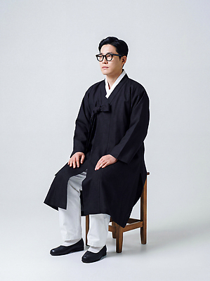 JPG 편집이미지 전통 옷 패션 남자 문화 의자 한국 실내 앉기 앞모습 검은색 한복 의료성형뷰티 스타일 편집실사 AI인물포토 AI콘텐츠 한국전통 아시아 뷰포인트 컬러 가구 모션 사람 내부 전통의상 CG 파일형식 AI포토