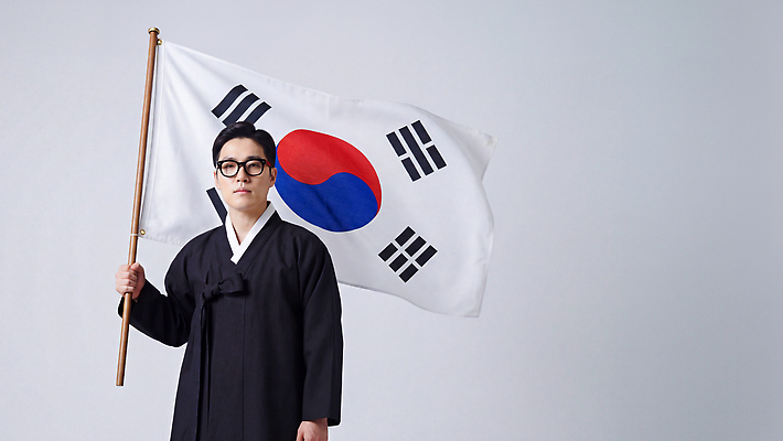 JPG 편집이미지 한국문화 전통 남자 상징 한국 앞모습 빨간색 세로 파란색 흰색 깃발 국기 전통의상 한복 의료성형뷰티 편집실사 AI인물포토 AI콘텐츠 동양문화 한국전통 아시아 뷰포인트 컬러 사람 CG 파일형식 AI포토