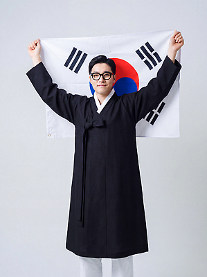 JPG 편집이미지 전통 옷 기념일 남자 문화 상징 백그라운드 모션 한국 축제 태극기 한복 단순화된 의료성형뷰티 편집실사 AI인물포토 AI콘텐츠 한국전통 아시아 사람 이벤트 국기 전통의상 CG 파일형식 AI포토