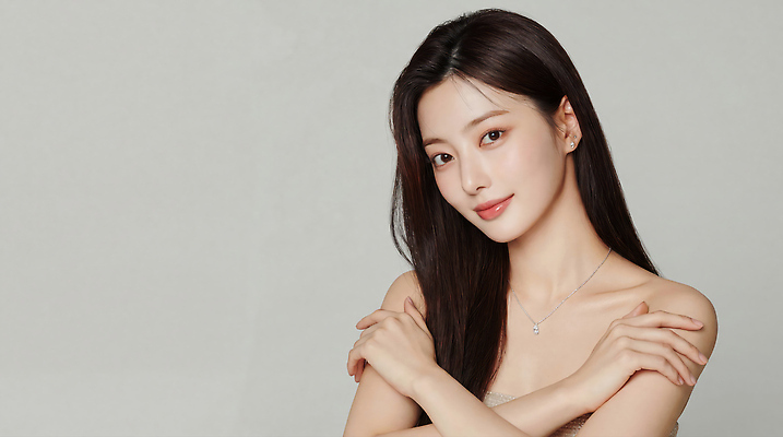 JPG 모델 편집이미지 긴머리 패션 포즈 장신구 자연 스튜디오 미소 화장 카메라 촬영 오브젝트 그림 의료성형뷰티 스타일 편집실사 AI인물포토 AI콘텐츠 헤어스타일 표정 전자제품 뷰티 CG 생태계 파일형식 AI포토