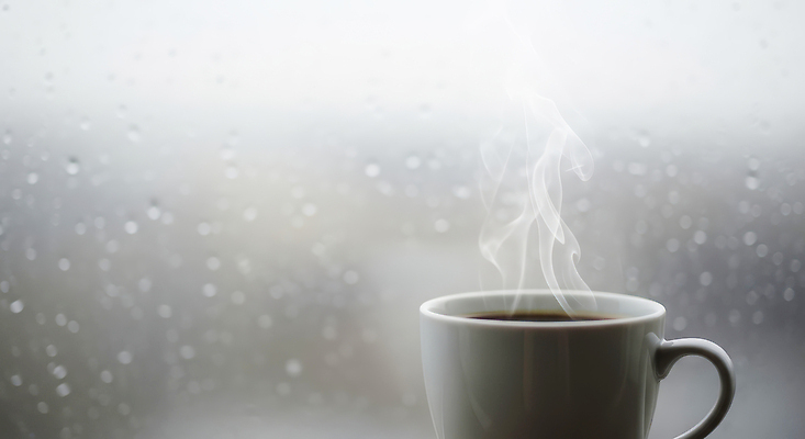 자연요소 식기 커피 음료 컬러 창문 날씨 잔 상점 CG 파일형식 AI콘텐츠 수증기 창가 따뜻함 컵 물방울 흰색 커피잔 차가움 편집이미지 편집실사 JPG 비 카페 AI포토