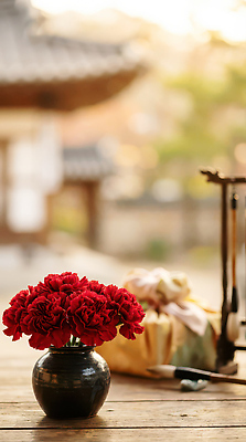 JPG 편집이미지 전통 꽃 자연 탁자 한옥 한국 건물 빨간색 햇빛 정원 꽃병 어버이날 스승의날 카네이션 오브젝트 오후 편집실사 AI포토 AI콘텐츠 식물 한국전통 건축물 기념일 아시아 컬러 가구 고건축 태양 CG 생태계 파일형식