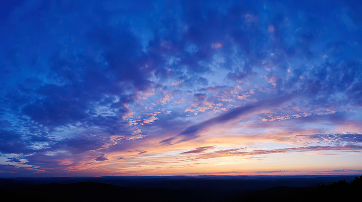 JPG 구름 편집이미지 지구 컬러 자연 하늘 풍경 빛 태양 노을 보라색 주황색 일몰 대기 저녁 편집실사 AI컴퓨터그래픽 AI콘텐츠 자연요소 야간 CG 생태계 파일형식