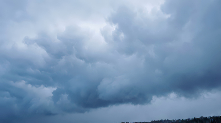 JPG 구름 편집이미지 감정 자연 하늘 바람 날씨 풍경 회색 변화 숲 무거움 편집실사 AI컴퓨터그래픽 AI콘텐츠 자연요소 컬러 컨셉 무게 CG 생태계 파일형식