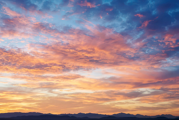 JPG 구름 편집이미지 실루엣 컬러 하늘색 자연 하늘 산 풍경 빛 노을 일몰 대기 시간 변화 저녁 편집실사 AI컴퓨터그래픽 AI콘텐츠 자연요소 컨셉 촬영기법 파란색 야간 CG 생태계 파일형식