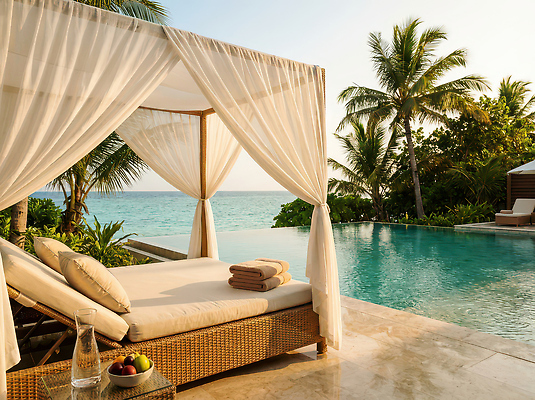 JPG 나무 식물 편집이미지 음료 바다 의자 과일 리조트 휴식 수영장 해변 수건 햇빛 파라솔 고급 편안함 오후 편집실사 AI포토 AI콘텐츠 가구 컨셉 위생용품 태양 감각 CG 파일형식