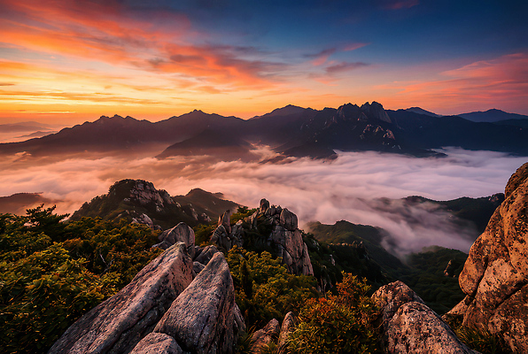 자연요소 모션 노을 야간 방향 CG 생태계 파일형식 AI콘텐츠 산 태양 정상 풍경 저녁 하늘 기상 자연 서쪽 일몰 편집실사 편집이미지 JPG 일출 AI포토