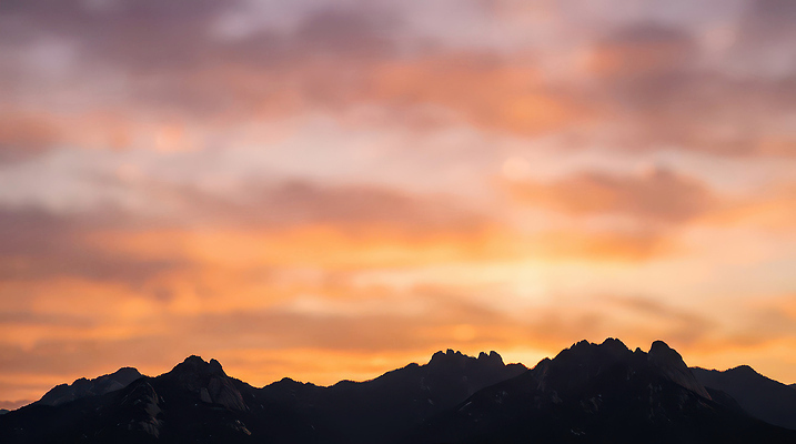자연요소 날씨 노을 야간 CG 생태계 파일형식 AI콘텐츠 산 일몰 하늘 윤곽 컬러 저녁 풍경 자연 조용 흐림 태양 빛 오후 멀리 편집실사 편집이미지 JPG 일출 AI포토