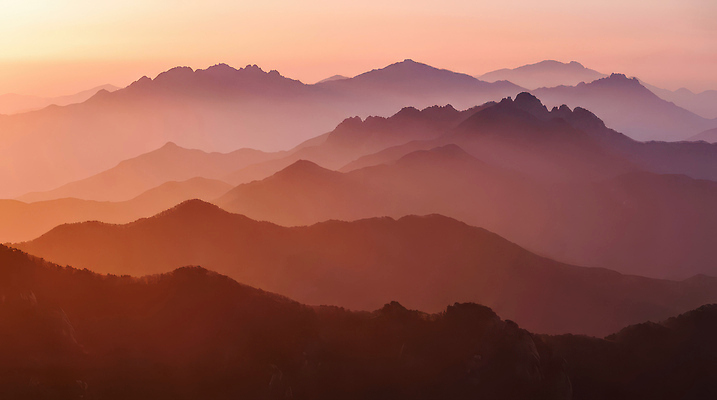 노을 야간 CG 생태계 파일형식 AI콘텐츠 산 하늘 컬러 풍경 자연 오후 저녁 날씨 멀리 계곡 빛 편집실사 편집이미지 JPG 일출 AI포토