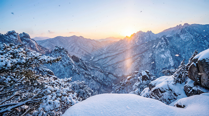 주간 자연요소 계절 노을 CG 생태계 파일형식 AI콘텐츠 겨울 산 태양 풍경 아침 언덕 하늘 밝음 동산 자연 새벽 여행 편집실사 편집이미지 JPG 일출 AI포토