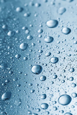 자연요소 컬러 재질 라이프 CG 파일형식 AI콘텐츠 물 물방울 유리 표면 빛 반사 파란색 일상 장면 습기 액체 오브젝트 편집이미지 편집실사 JPG AI컴퓨터그래픽