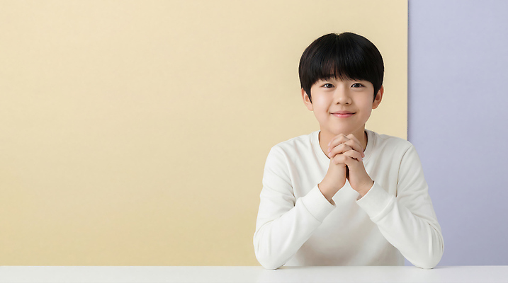 JPG 편집이미지 손 응시 옷 어린이 백그라운드 청소년 탁자 조명 실내 미소 앉기 소년 노란색 보라색 흰색 의료성형뷰티 편집실사 AI인물포토 AI콘텐츠 시선 남자 컬러 가구 모션 표정 사람 내부 신체부위 CG 파일형식 AI포토