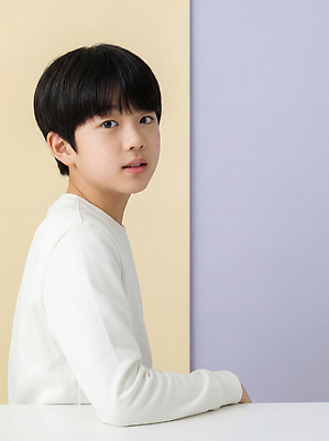 JPG 편집이미지 옷 얼굴 컬러 백그라운드 청소년 탁자 앉기 소년 옆모습 노란색 보라색 방 흰색 오브젝트 평면 의료성형뷰티 편집실사 AI인물포토 AI콘텐츠 남자 어린이 뷰포인트 가구 모션 사람 신체부위 CG 파일형식 AI포토