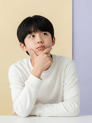 JPG 편집이미지 포즈 백그라운드 생각 청소년 조명 실내 웃음 소년 노란색 보라색 집중 흰옷 단순화된 의료성형뷰티 편집실사 AI인물포토 AI콘텐츠 옷 남자 어린이 컬러 컨셉 표정 사람 내부 CG 파일형식 AI포토