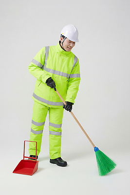 JPG 편집이미지 남자 조명 실내 작업복 안전 작업 청소도구 빗자루 청소 쓰레받기 환경미화원 의료성형뷰티 편집실사 AI인물포토 AI콘텐츠 직업 옷 사람 내부 도구 CG 파일형식 AI포토