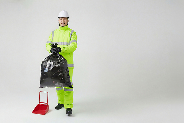 JPG 편집이미지 직업 남자 실내 작업복 안전 환경 쓰레기통 작업 쓰레기 안전모 청소 서비스 쓰레기봉투 환경미화원 의료성형뷰티 편집실사 AI인물포토 AI콘텐츠 옷 봉투 사람 내부 헬멧 안전장비 CG 파일형식 AI포토