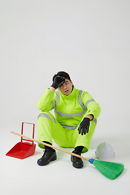 JPG 편집이미지 휴식 바닥 직장 피곤 작업복 쓰레기통 도구 작업장 헬멧 청소도구 빗자루 청소 직원 환경미화원 의료성형뷰티 편집실사 AI인물포토 AI콘텐츠 직업 옷 산업 컨셉 회사 보호장비 CG 파일형식 AI포토