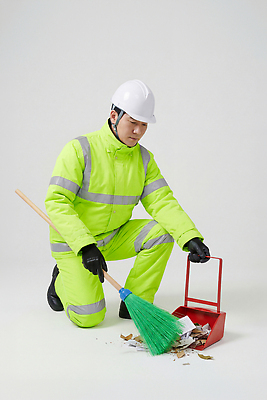 JPG 편집이미지 바닥 작업복 안전 노란색 환경 쓰레기통 작업 쓰레기 헬멧 청소도구 청소 정리 작업자 형광색 환경미화원 의료성형뷰티 편집실사 AI인물포토 AI콘텐츠 직업 옷 컬러 도구 보호장비 CG 파일형식 AI포토