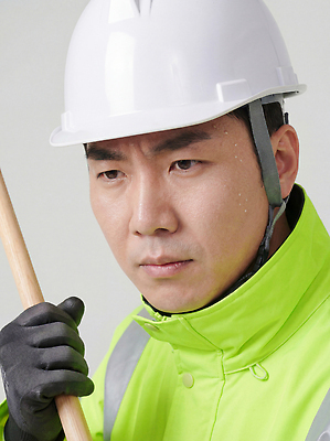 JPG 편집이미지 남자 건축 장갑 노동자 작업복 안전 사람 초록색 흰색 도구 작업 안전모 집중 환경미화원 의료성형뷰티 편집실사 AI인물포토 AI콘텐츠 직업 잡화 옷 컬러 컨셉 헬멧 안전장비 CG 파일형식 AI포토