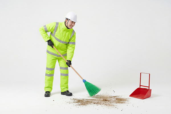 JPG 편집이미지 직업 모션 바닥 작업복 안전 사람 환경 청결 흙 도구 작업 안전모 청소도구 청소 쓰레받기 환경미화원 의료성형뷰티 편집실사 AI인물포토 AI콘텐츠 옷 위생 헬멧 안전장비 CG 파일형식 AI포토