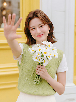 JPG 편집이미지 손 여자 기념일 행복 감정 꽃다발 표정 웃음 햇빛 봄 의료성형뷰티 편집실사 AI인물포토 AI콘텐츠 계절 꽃 사람 이벤트 신체부위 태양 CG 파일형식 AI포토