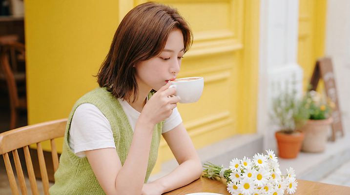 JPG 편집이미지 여자 꽃 커피 음료 빵 탁자 대화 앉기 여름 친구 노란색 식사 카페 마시기 오후 의료성형뷰티 편집실사 AI인물포토 AI콘텐츠 식물 계절 음식 컬러 가구 관계 모션 말하기 사람 상점 CG 파일형식 AI포토