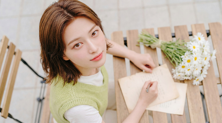 JPG 편집이미지 손 여자 꽃 자연 탁자 앉기 야외 공책 봄 카페 기록 분위기 의료성형뷰티 편집실사 AI인물포토 AI콘텐츠 식물 계절 가구 컨셉 모션 문구용품 사람 신체부위 상점 CG 생태계 파일형식 AI포토