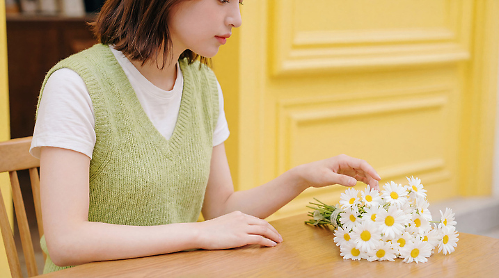 JPG 나무 편집이미지 손 여자 꽃 꽃다발 모션 식탁 탁자 실내 노란색 집중 묘사 조화 순간 의료성형뷰티 편집실사 AI인물포토 AI콘텐츠 식물 컬러 가구 컨셉 사람 내부 신체부위 CG 파일형식 AI포토