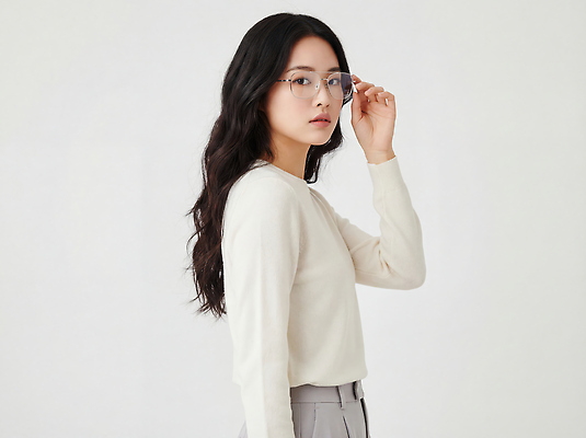 JPG 모델 편집이미지 긴머리 여자 패션 안경 포즈 실내 머리 카메라 초상화 의료성형뷰티 스타일 편집실사 AI인물포토 AI콘텐츠 헤어스타일 잡화 사람 내부 신체부위 전자제품 CG 그림 파일형식 AI포토