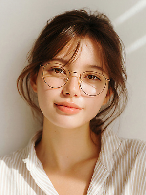 JPG 편집이미지 헤어스타일 여자 패션 안경 얼굴 셔츠 조명 미소 청춘 카메라 줄무늬 피부 의료성형뷰티 편집실사 AI인물포토 AI콘텐츠 잡화 컨셉 상의 무늬 표정 사람 신체부위 전자제품 CG 파일형식 AI포토