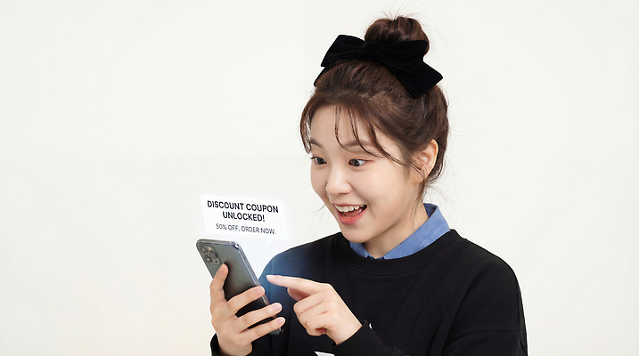 JPG 편집이미지 여자 감정 스마트폰 쇼핑 세일 상점 스크린 기쁨 구매 오브젝트 확인 쿠폰 방문 반응 할인쿠폰 의료성형뷰티 편집실사 AI인물포토 AI콘텐츠 사람 핸드폰 스마트기기 CG 파일형식 AI포토