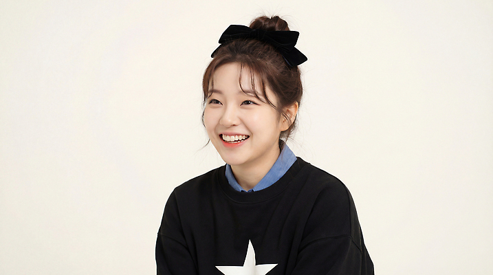 JPG 편집이미지 여자 리본 포즈 웃음 사람 일상 표현 유머 연기 스웨터 즐거움 흰배경 소통 의료성형뷰티 편집실사 AI인물포토 AI콘텐츠 감정 백그라운드 컨셉 상의 표정 라이프 흰색 CG 파일형식 AI포토