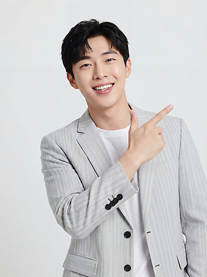 JPG 편집이미지 옷 남자 컬러 포즈 손가락 스튜디오 표정 웃음 촬영 가리킴 소통 긍정적 의료성형뷰티 편집실사 AI인물포토 AI콘텐츠 손 감정 컨셉 사람 손짓 CG 파일형식 AI포토