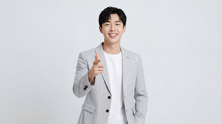 JPG 모델 편집이미지 옷 패션 남자 포즈 손가락 스튜디오 웃음 정장 카메라 촬영 의료성형뷰티 스타일 편집실사 AI인물포토 AI콘텐츠 손 표정 사람 전자제품 CG 파일형식 AI포토