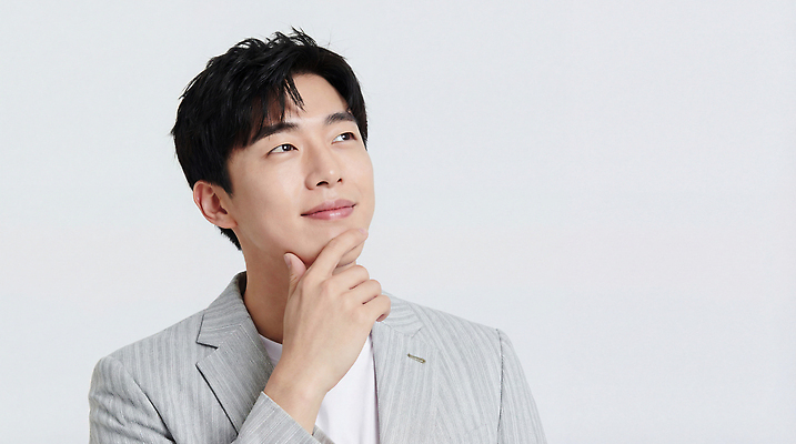 JPG 편집이미지 손 응시 남자 포즈 백그라운드 생각 표정 세로 촬영 재킷 흰색 스포트라이트 턱 깊이 의료성형뷰티 편집실사 AI인물포토 AI콘텐츠 시선 컬러 사람 신체부위 외투 CG 파일형식 AI포토