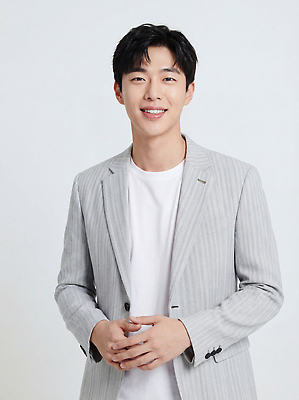 JPG 편집이미지 손 패션 남자 포즈 스튜디오 밝음 웃음 정장 카메라 촬영 줄무늬 표현 단정 의료성형뷰티 편집실사 AI인물포토 AI콘텐츠 옷 컨셉 무늬 표정 사람 신체부위 전자제품 CG 파일형식 AI포토