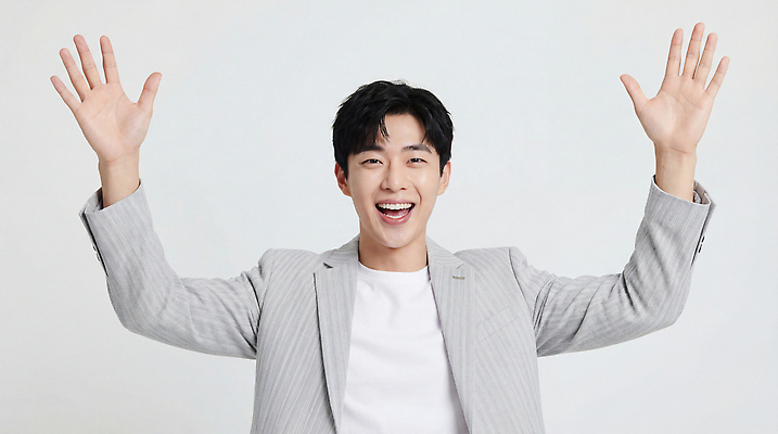 JPG 편집이미지 손 남자 행복 감정 백그라운드 모션 웃음 정장 흰색 표현 분위기 의료성형뷰티 편집실사 AI인물포토 AI콘텐츠 옷 컬러 컨셉 표정 사람 신체부위 CG 파일형식 AI포토