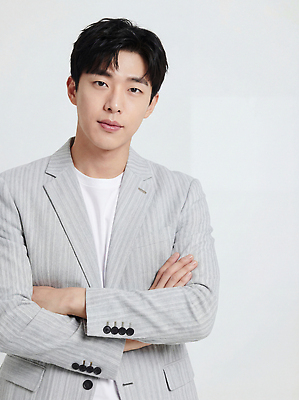 JPG 모델 편집이미지 패션 남자 포즈 백그라운드 표정 정장 카메라 촬영 교차 의료성형뷰티 스타일 편집실사 AI인물포토 AI콘텐츠 옷 사람 전자제품 CG 파일형식 AI포토