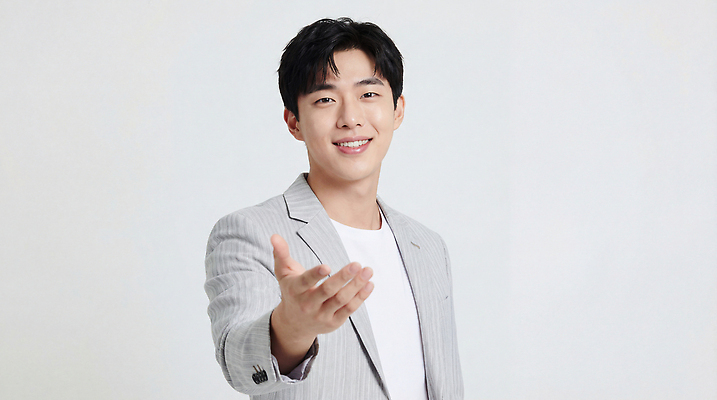 JPG 편집이미지 손 남자 포즈 백그라운드 티셔츠 직장 밝음 미소 사람 카메라 줄무늬 준비 화합 의료성형뷰티 편집실사 AI인물포토 AI콘텐츠 셔츠 무늬 회사 표정 신체부위 전자제품 CG 파일형식 AI포토