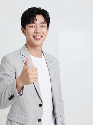 JPG 편집이미지 옷 남자 행복 포즈 손가락 웃음 정장 일상 회색 흰색 표현 의료성형뷰티 스타일 편집실사 AI인물포토 AI콘텐츠 손 감정 컬러 표정 사람 라이프 CG 파일형식 AI포토